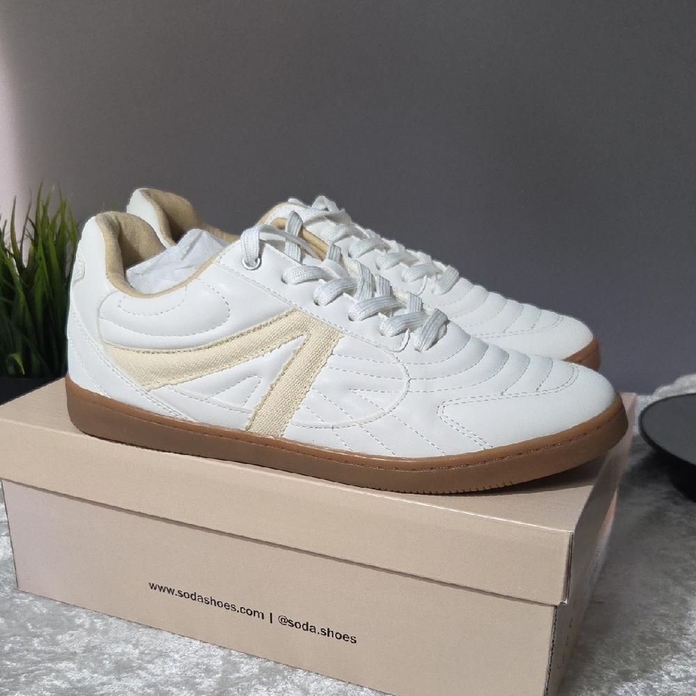 Soda Womens Vastine White and Cream Sneakers